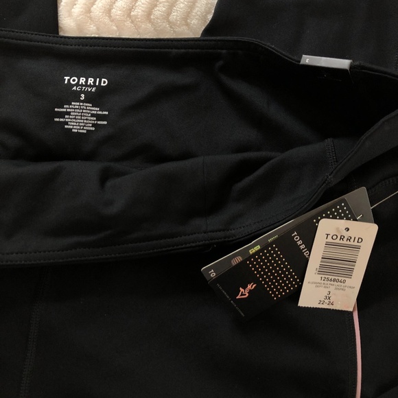 Torrid Lattice Front Crop Active Legging w/Pockets - Picture 13 of 13